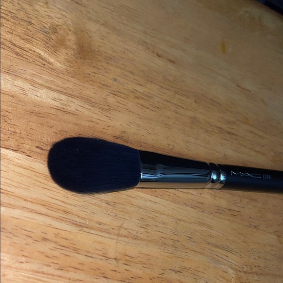 MAC Cosmetics Black Makeup Brush 109S - Picture 3 of 6
